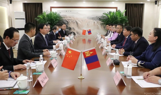 丁焰章参加国务院国资委会见蒙古国国资委活动